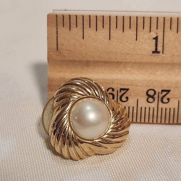Vintage Trifari Faux White Pearl Twisted Gold Tone Fashion‎ Earrings - Picture 6 of 6